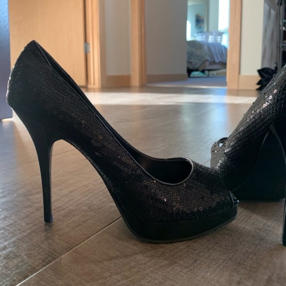 NWOT Black, sequined Steve Madden Heels 8